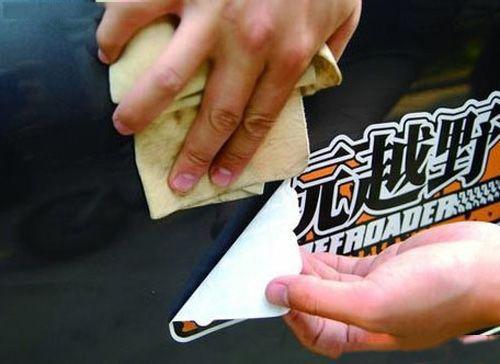 车玻璃检验贴怎么去除,挡风玻璃上年检标贴怎么去除