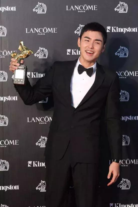 发际线高额头太饱满适合什么发型,发际线大额头高适合的发型