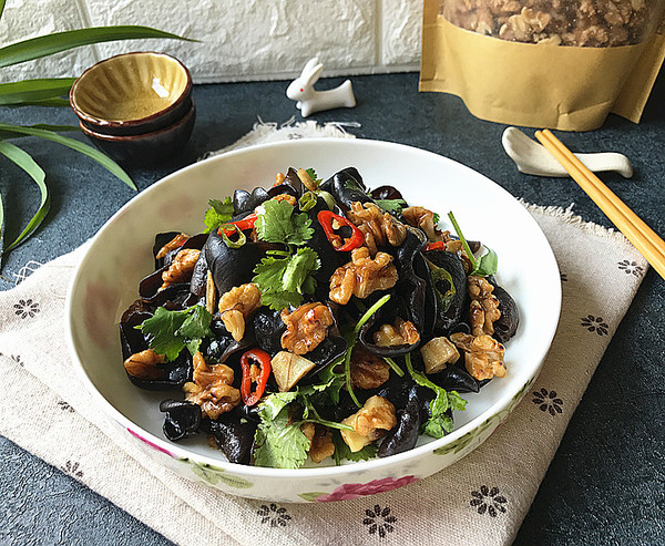 核桃仁炒什么好吃又营养,凉拌木耳花生核桃仁