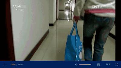 你知道躲在办公桌下挤奶有多尴尬么？没错我就是背奶妈妈！