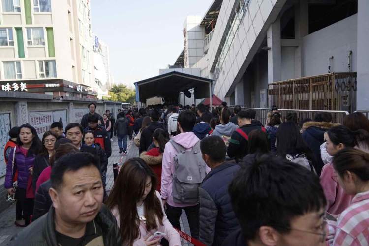 现实版贪吃蛇！地铁3号线殷高西路站早高峰大军为何排进弄堂里？