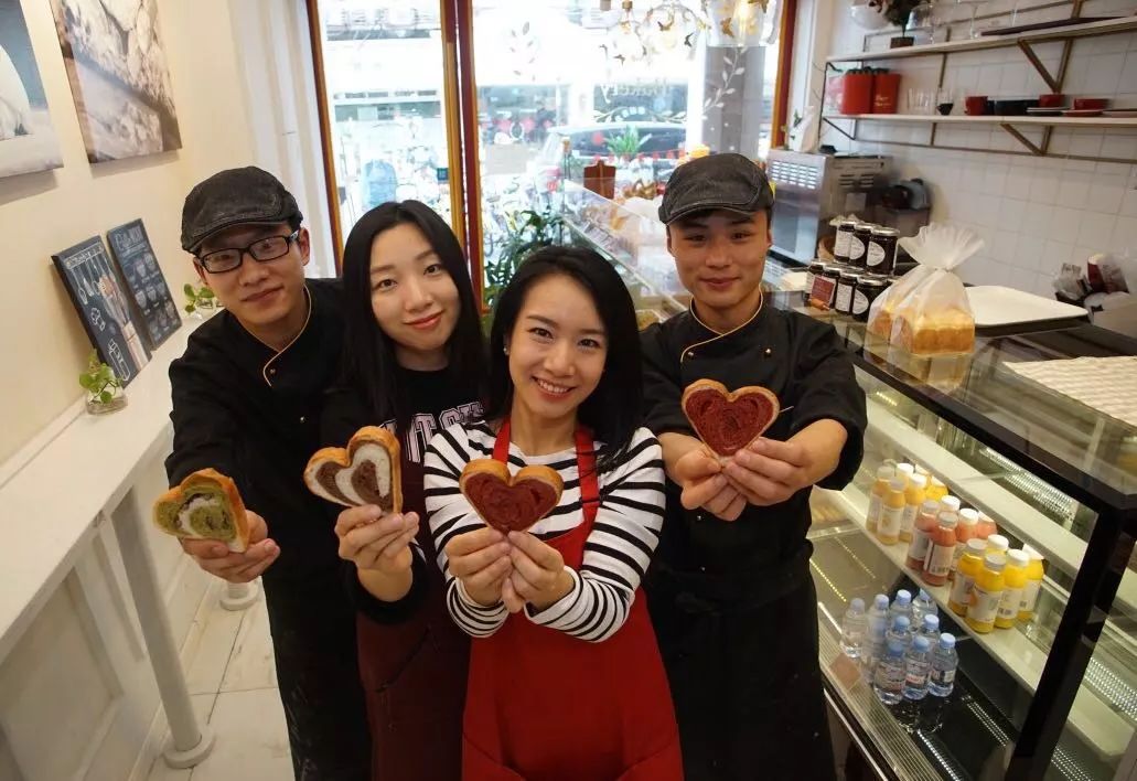 看完就懂，为何80后双胞胎美女妈妈舍弃高薪，缔造健康面包工坊