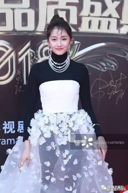 这次又双叒叕穿错了！关晓彤为何从国民闺女变成国民笑话？