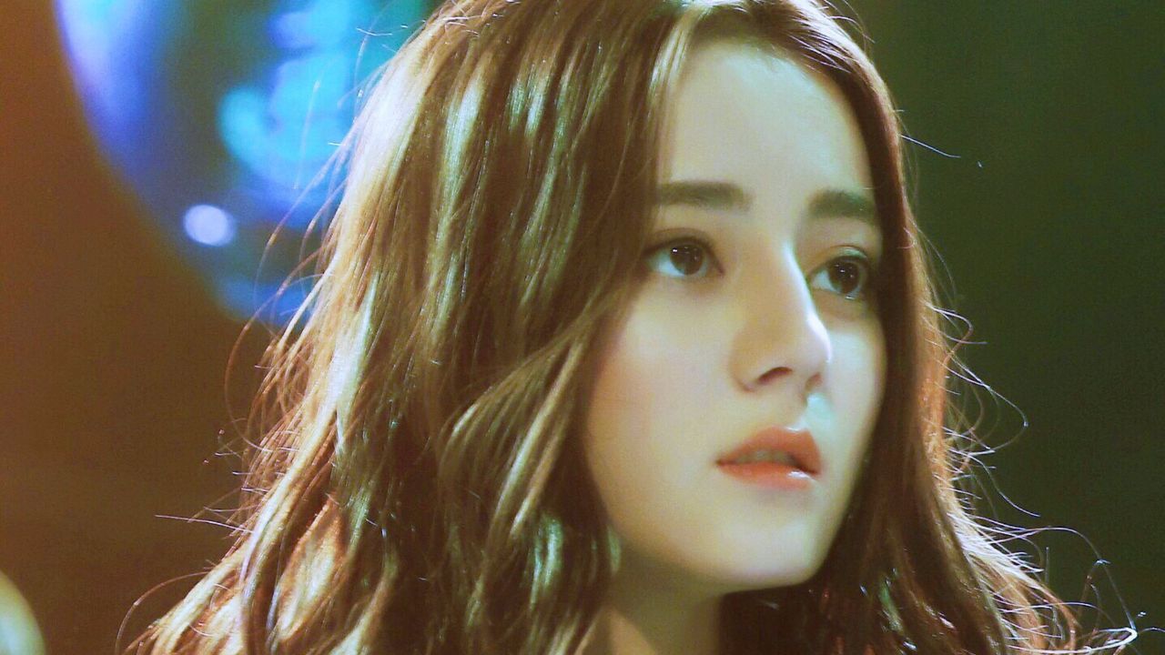 帕托足球比赛上粉丝喊迪丽热巴,球迷为帕托喊迪丽热巴