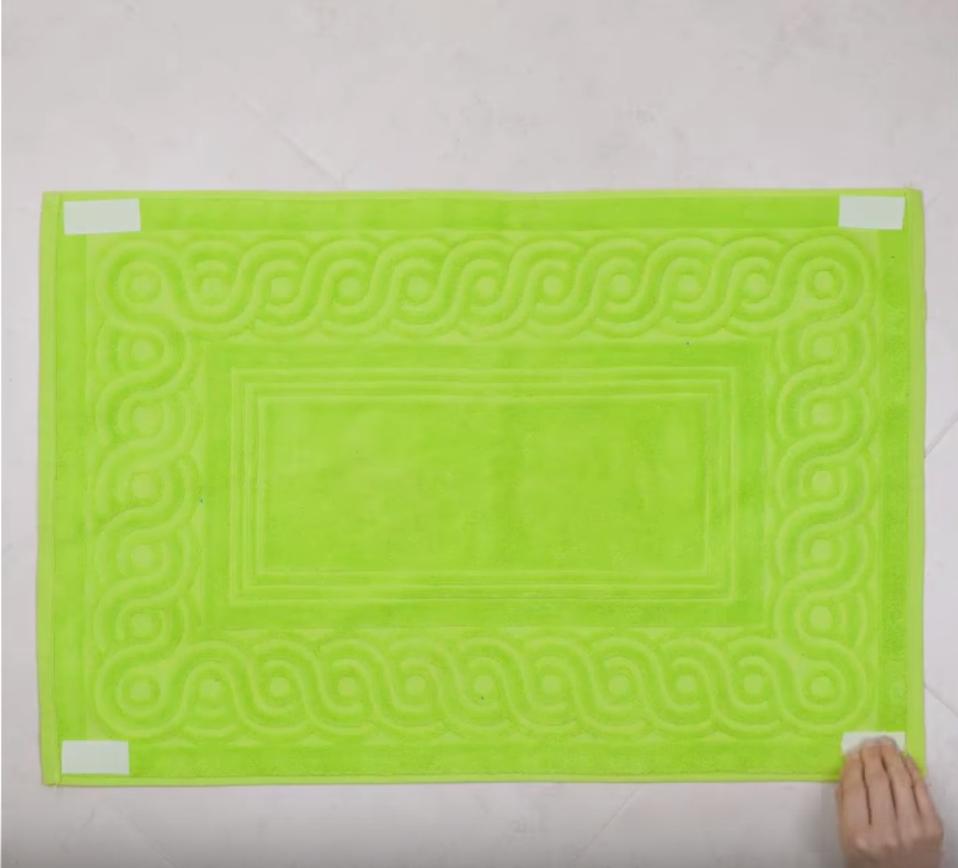 妹子洗澡时摔伤了，动手改造了防滑垫，家里人都夸她聪明