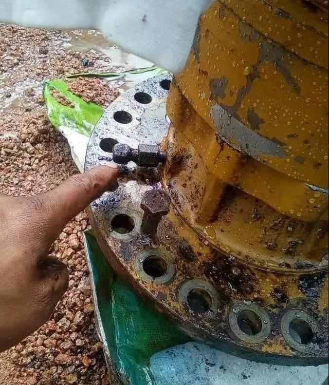 振动锤旋转转盘漏油怎么回事,挖掘机转盘漏油是什么原因