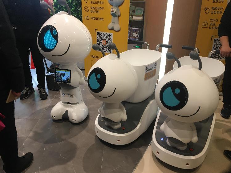 导购机器人、跟随购物车……这不是科幻片，这是重庆永辉智能超市