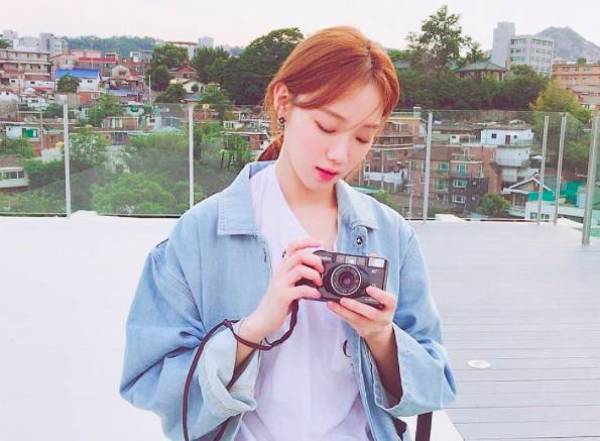 减龄秘籍学谭松韵穿出少女感,冬季怎么扎头发减龄又好看少女