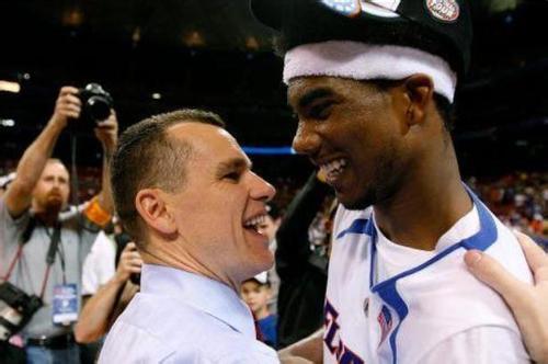 这就是你们所说的连长吧,多诺万:有说明书就是可以为所欲为