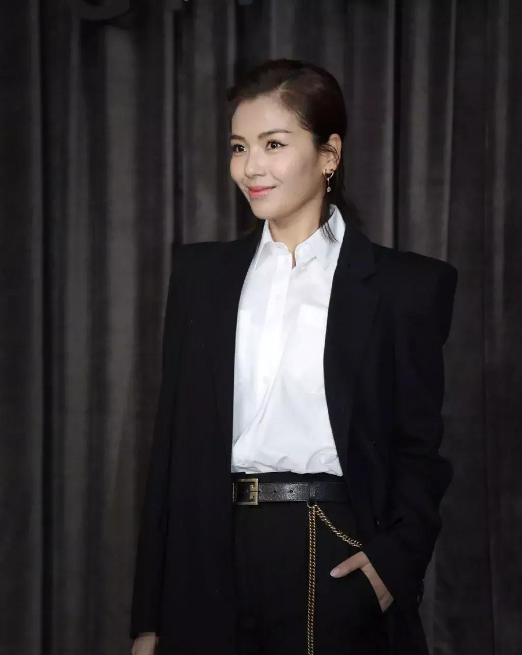 今年春天衬衫最新穿法，不时髦都不行，太有气质了