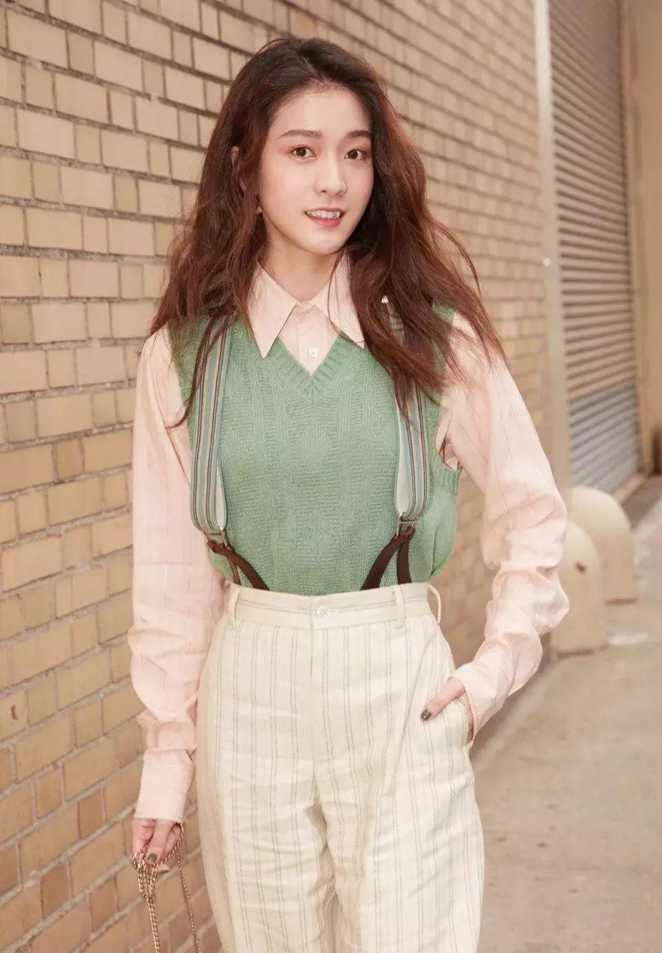 今年春天衬衫最新穿法，不时髦都不行，太有气质了