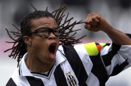 足球比赛场上球员装备要求,关于足球的装备大全