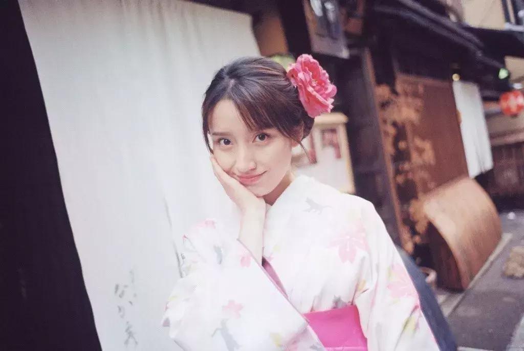 拍照怎么显脸小,拿奶茶显脸小拍照姿势