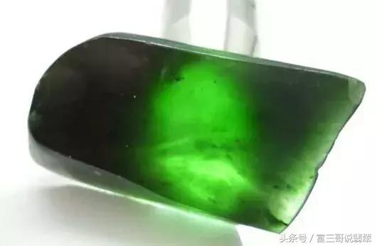 这种绿不叫帝王绿，这是翡翠中的薄水料、挖底货？