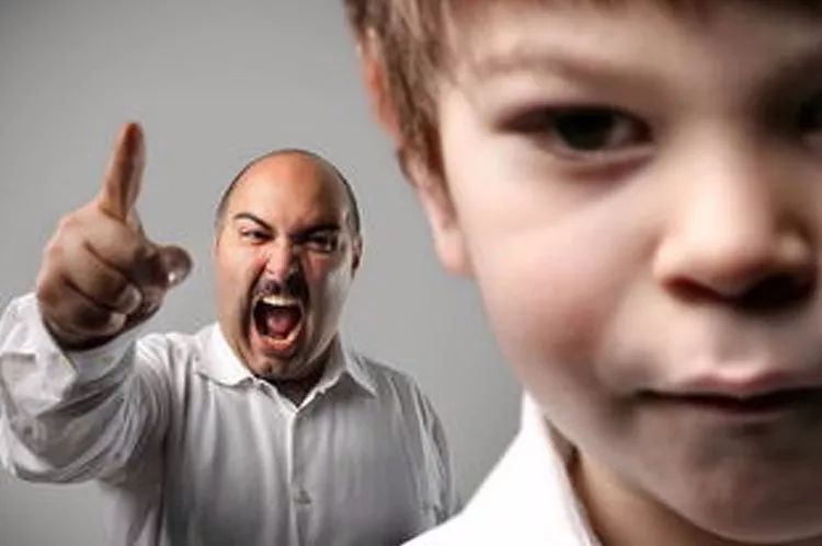 儿子把妈妈气哭爸爸应该怎么做,青春期女儿把妈妈气哭了