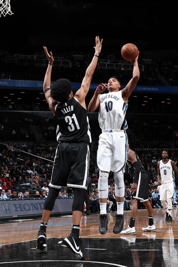 “师弟”让这双鞋在赛场上寿终正寝！IT穿这双鞋说出了湖人总…！