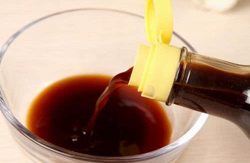 小白鞋上面的霉点如何清洗干净,小白鞋的鞋带拆不下来如何清洗呢