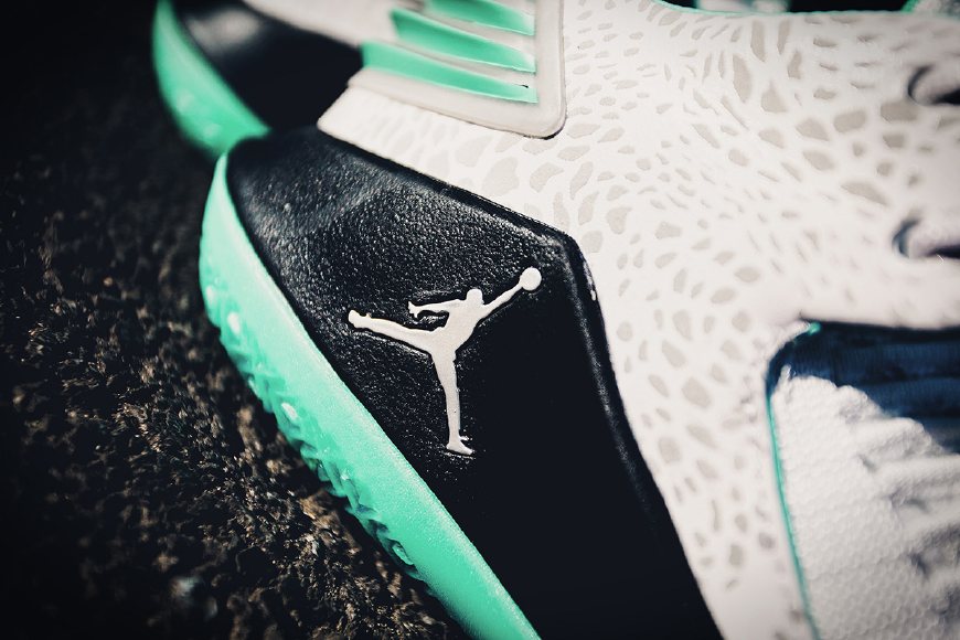 aj32郭艾伦鞋身内侧图,郭艾伦签名球鞋aj33