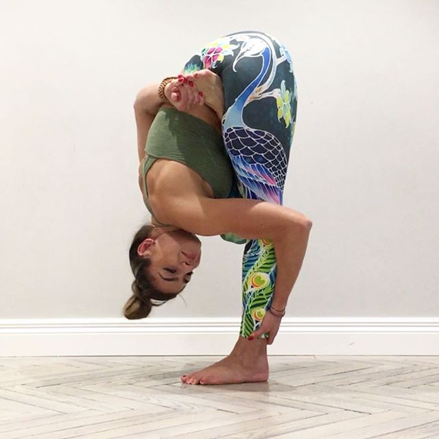 初学瑜伽穿什么样的瑜伽服最好练,瑜伽宽松衣服的体式