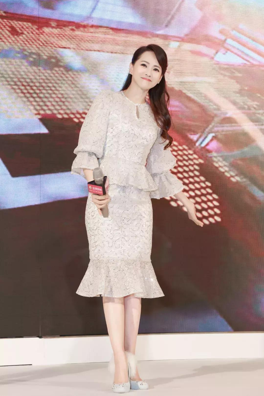 又被嫌弃女人味不够？这些性感裙摆足够引起他注意！