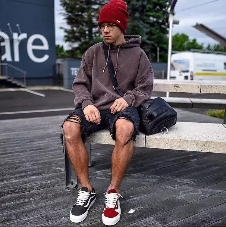 男士墨绿色帽衫怎么搭,不只有黑白色的男生穿搭