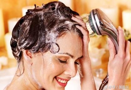 如何洗头才能不再让头发干枯毛躁,头发干如何洗头