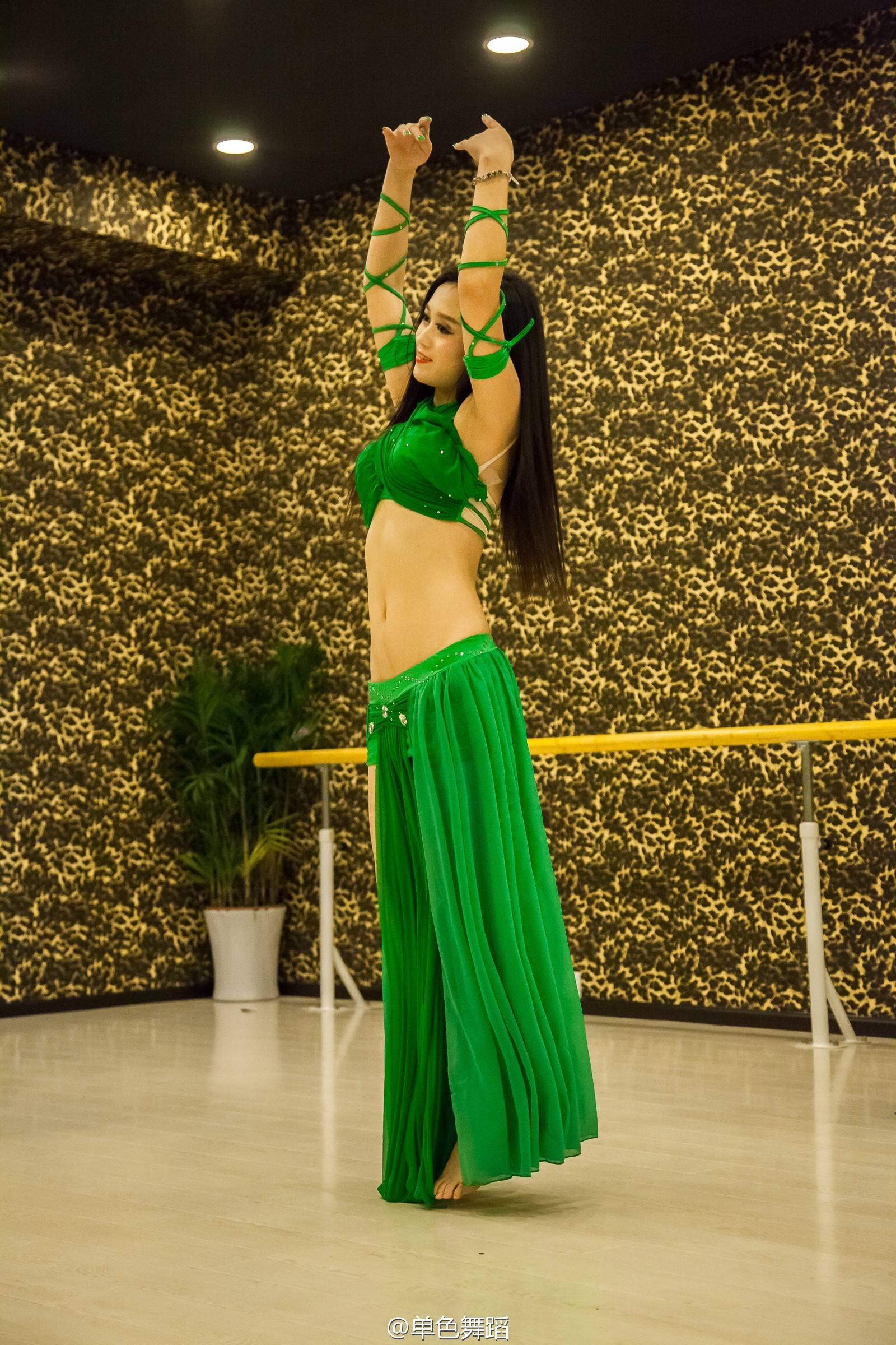 跳肚皮舞的好处,跳肚皮舞美的女欣赏,简直是人间*物尤**,无比性感