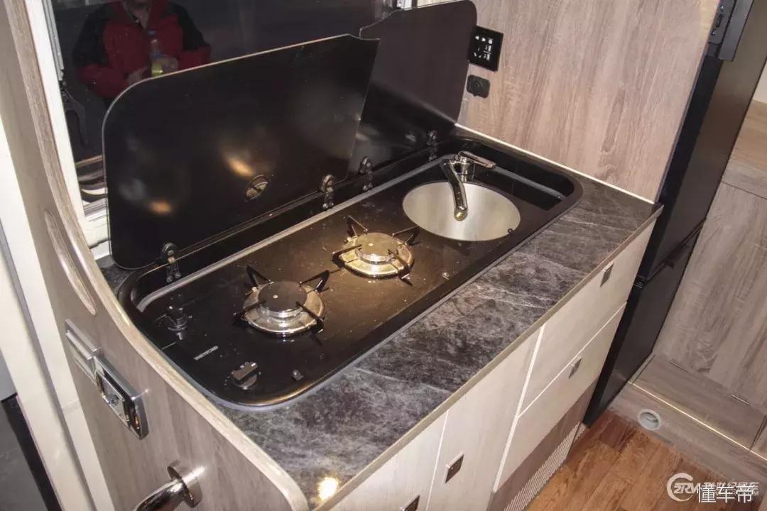 32万买房车,42万块钱买了一辆房车自驾游