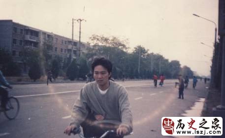 霍金本拉登高清壁纸,站着的霍金的照片