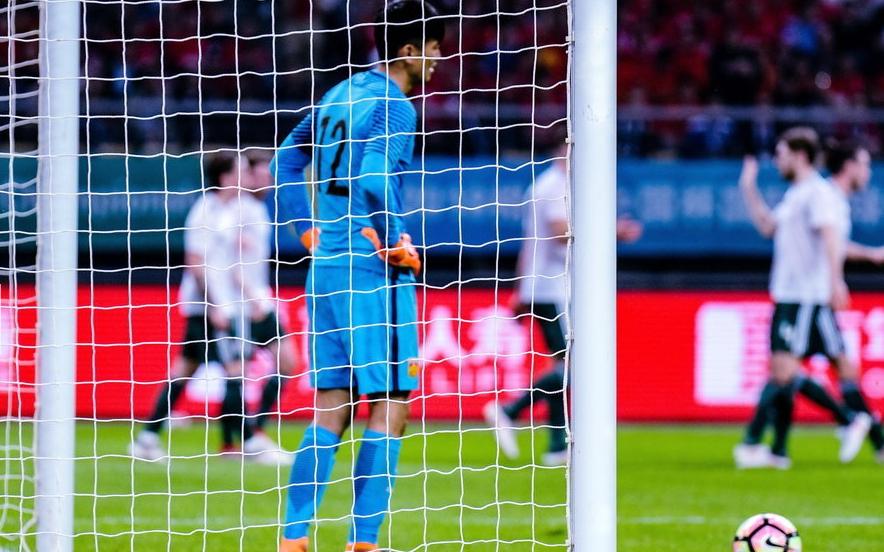 里皮带领中国队1:0胜韩国,国足输掉了比赛场外被人骂