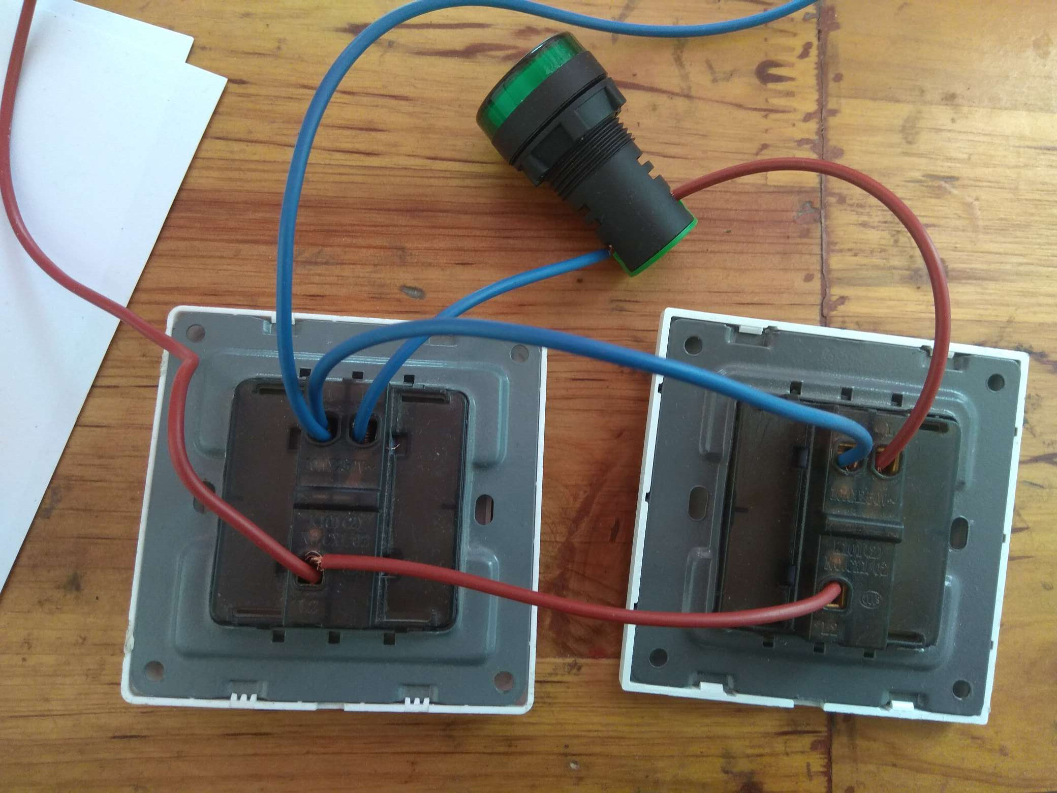 电工两开关控制一灯接法,电工知识一个开关控制两个灯讲解