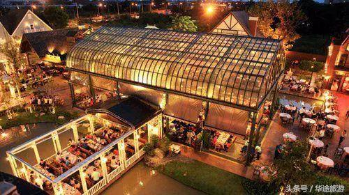 在泰国吃饭，临走时服务员竟然塞给我们一只套套？！