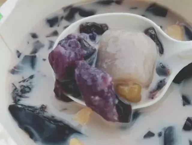 听说这是一家帅哥开了10+年的烧仙草老店！但帅哥却……