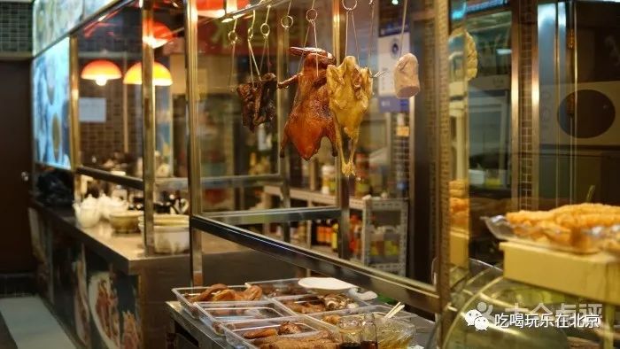 这么low的店，竟然这么多人抢着去吃