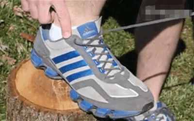 运动鞋上面的两个小孔是怎么用的,运动鞋上的两个小洞该怎么使用