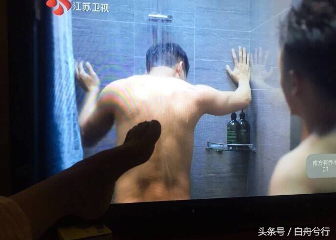 陈伟霆的女皇搓澡忙 陈怼怼大喝：秃噜皮啦 有意思吗？