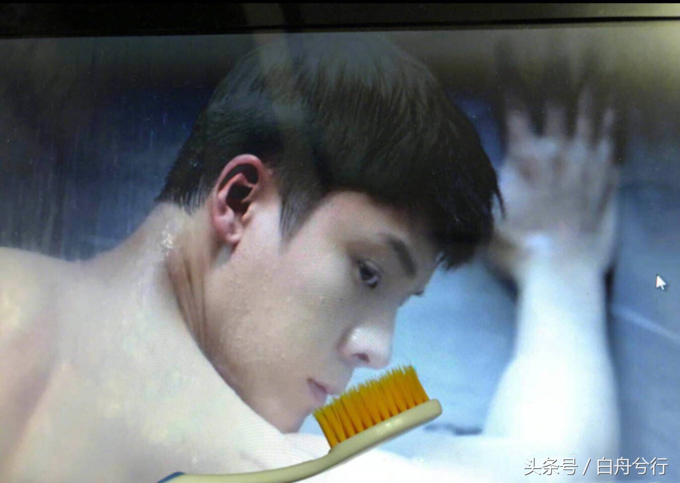 陈伟霆的女皇搓澡忙 陈怼怼大喝：秃噜皮啦 有意思吗？