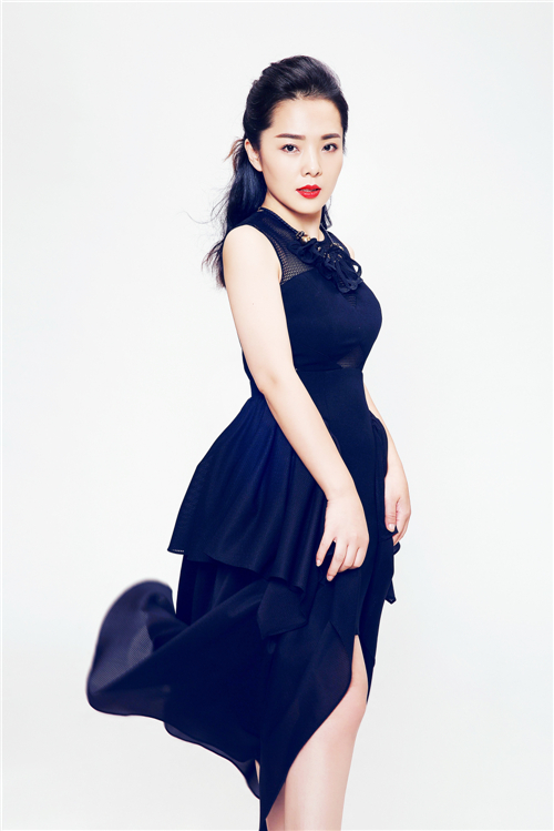 年轻女孩卖面膜,在朋友圈卖产品的女人