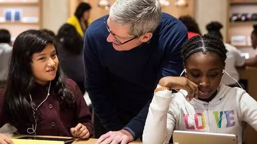 厨子,要么真诚点,要么把手从孩子们身上拿开!