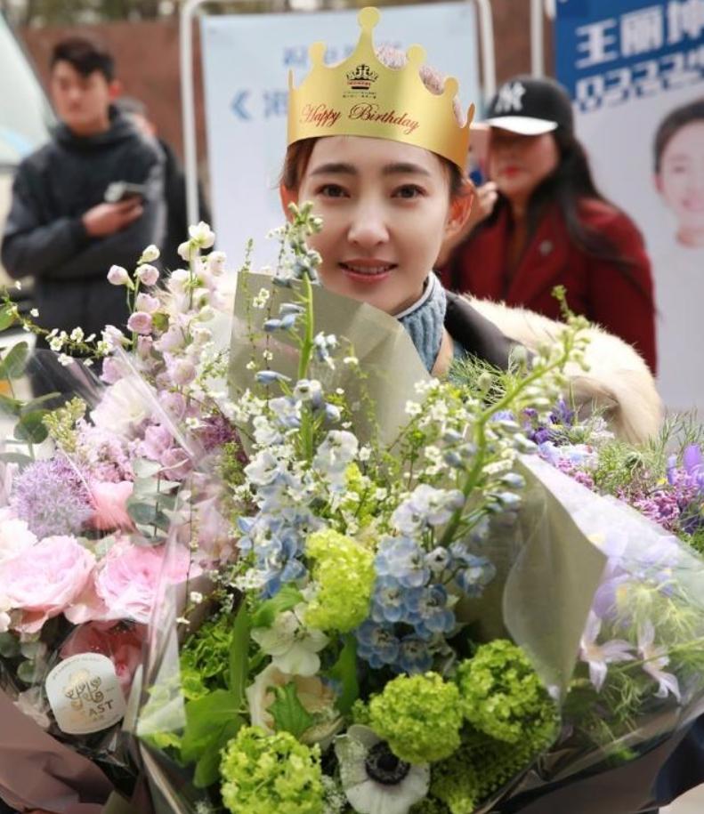 蓝色减龄毛衣,王丽坤穿高领毛衣好看吗