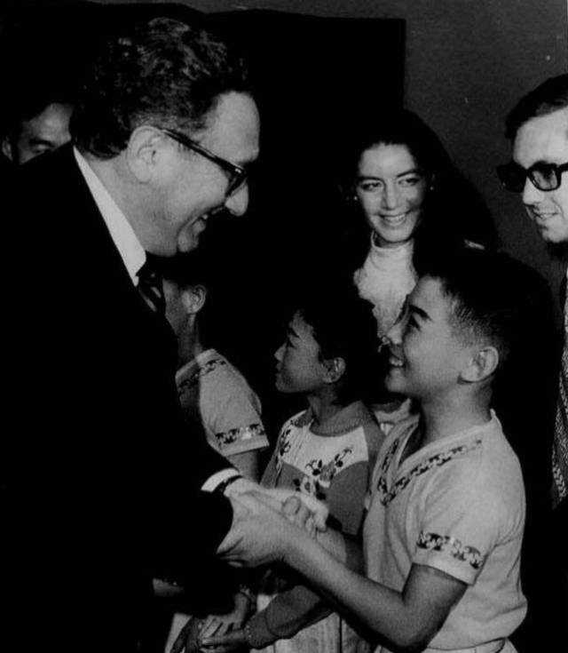 特工普京，罕见的李嘉诚，没有胡子的鲁迅，这些照片你一定没见