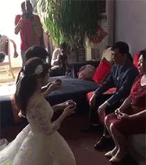 搞笑gif图姑娘你确定不是来搞笑的,搞笑gif图发现一只蠢萌的妹子