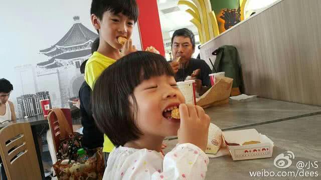 看小S如何花式坑女儿?轮番上演*袜丝**套头,心疼老三经常被套路