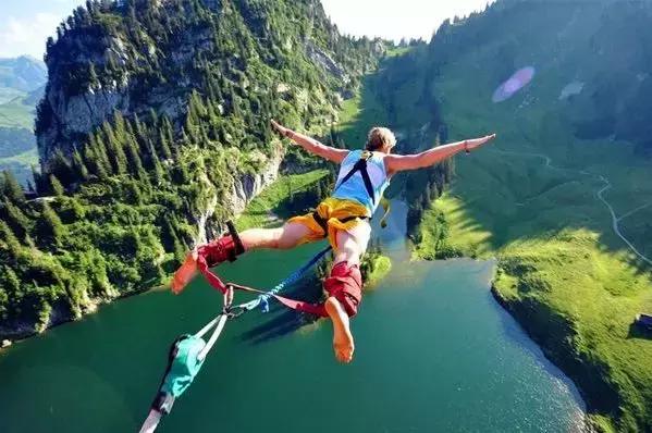 银行卡钱被盗保险怎么赔,银行卡在境外被盗刷该谁理赔