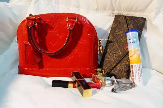 翻包行动|我居然在职场精英小姐姐的包里发现了。。。