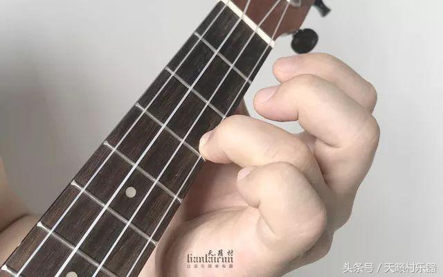 尤克里里最详细的按弦方法,学尤克里里最简单的指弹