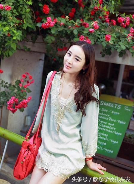 穿长牛仔裙怎么扎头发好看甜美,气质中长发发型女生怎么扎