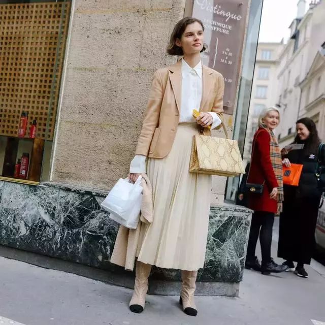 长款百褶裙夏季怎么搭配,这个夏天必备的三款半裙百褶裙