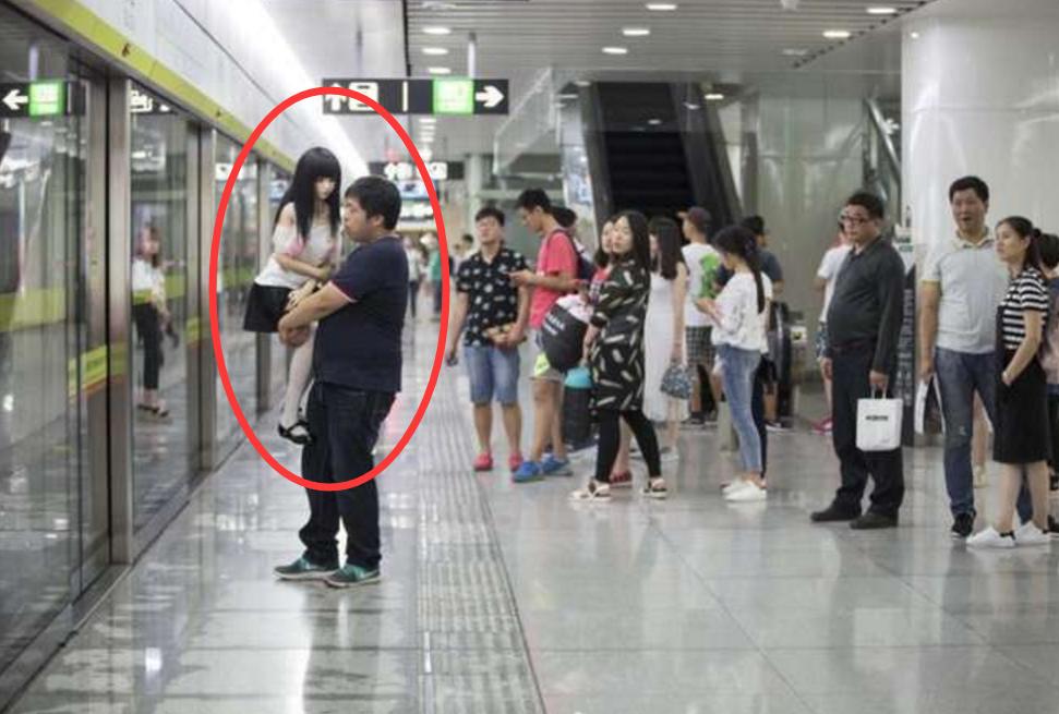 越南网友评论中国男人带娃,外网中国小朋友越南网友评论