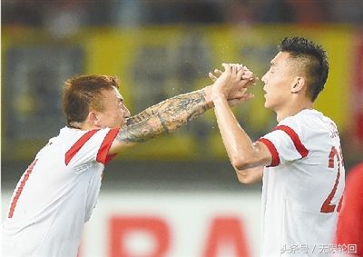 踢了好几年球都没得到一个冠军,为什么02年前中国足球那么强